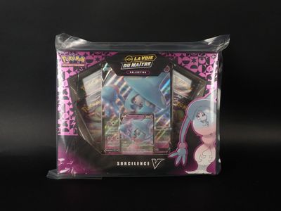 un gros plan sur un paquet de cartes à collectionner Pokémon sur fond noir