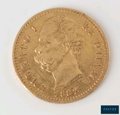 gros plan d'une pièce d'or sur une surface blanche