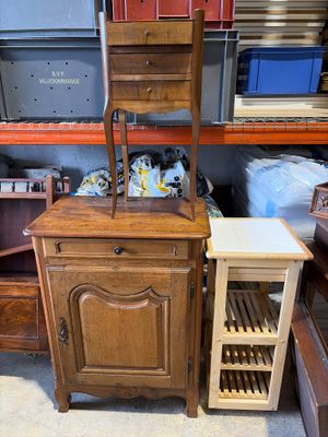 une armoire en bois sur laquelle est posée une chaise, dans une pièce