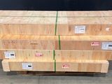 une pile de palettes en bois posée sur une palette