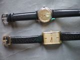 deux montres posées côte à côte sur une table