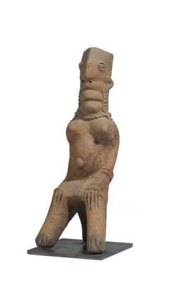 statue d'un homme assis sur un socle en pierre, sur fond blanc