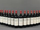 un groupe de bouteilles de vin posées sur une table