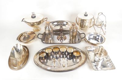 beaucoup d'objets en argent qui se trouvent sur la table