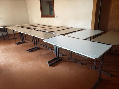 many tables that are lined up in a room