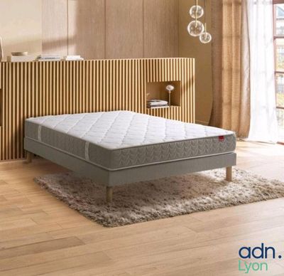 un lit avec un matelas dans une chambre