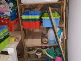 une petite pièce avec une échelle et une étagère remplie d'objets
