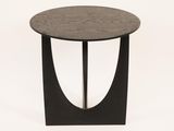un gros plan d'une table noire sur fond blanc