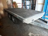 a flat bed in the middle of a room