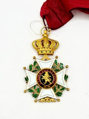 une médaille d'or entourée d'un ruban rouge