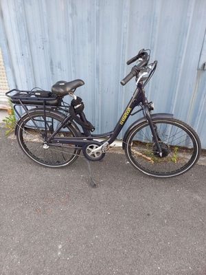 un vélo garé devant un bâtiment