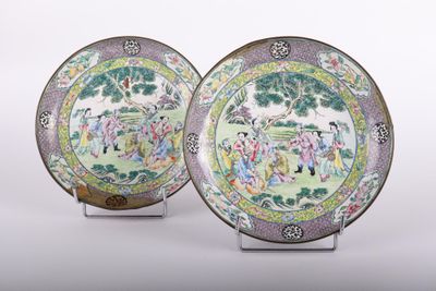 paire d'assiettes chinoises de style « famille noire » représentant des personnages dans un paysage