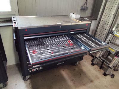 une photo d'un établi sur lequel se trouvent des outils