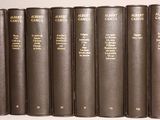 six livres sont alignés sur une surface blanche