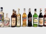 de nombreux types de bouteilles d'alcool alignés sur une table