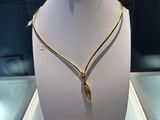 un collier en or exposé dans une vitrine