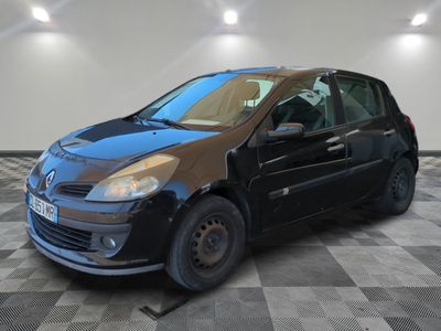 la photo d'une petite voiture noire garée sur un sol en damier