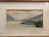 aquarelle encadrée représentant une vue sur un lac avec une ville au loin
