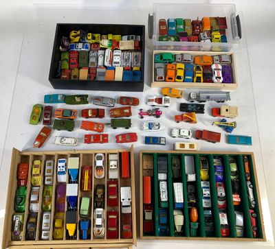 de nombreux modèles différents de petites voitures et de camions dans une boîte