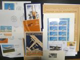 de nombreux types de timbres et de cartes postales sur un bureau