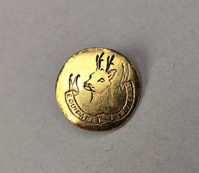 un gros plan d'une pièce d'or sur laquelle figurent les portraits d'un homme et d'une femme