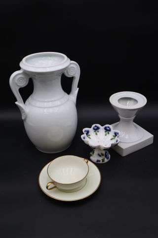 Vase et piètement en porcelaine blanche, bouillon, petite coupe s...