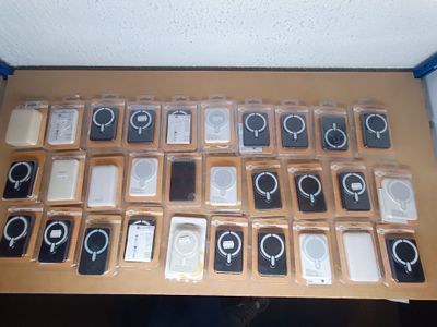 un grand nombre de téléphones portables posés sur une table