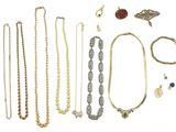 un assortiment de bijoux en or et en argent, comprenant notamment des colliers, des bagues et des boucles d'oreilles