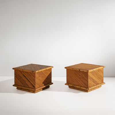 deux petites boîtes en bois posées sur une surface blanche