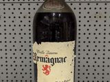une vieille bouteille de vin posée sur un plan de travail blanc