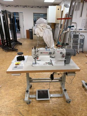 une machine à coudre posée sur une table dans une pièce