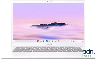 une image représentant un ordinateur portable blanc dont l'écran affiche un ciel en arrière-plan