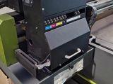 une machine posée sur une table dans une pièce