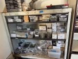 une étagère métallique remplie d'objets divers dans une pièce