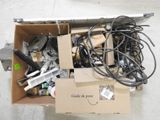 une boîte remplie de câbles et d'autres équipements électriques