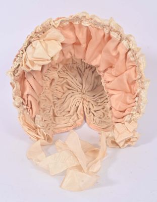 une image représentant un bonnet rose orné d'un ruban