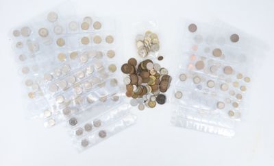 deux sacs de pièces posés l'un à côté de l'autre sur une table