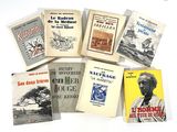 plusieurs livres sont empilés sur une surface blanche