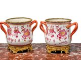 deux vases posés sur une table