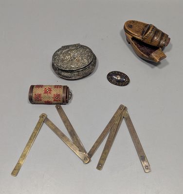 un grand nombre d'objets posés sur une table