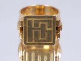 une image représentant une bague en or sur laquelle figure la lettre h