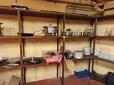 des étagères sur lesquelles sont posées des casseroles et des poêles, dans une petite pièce