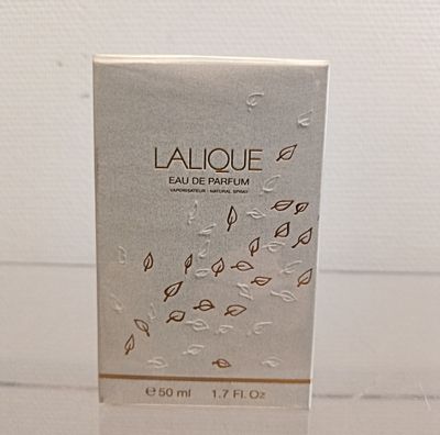 une photo d'un flacon de parfum posé sur une table