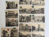 de nombreuses cartes postales anciennes accrochées au mur d'un immeuble