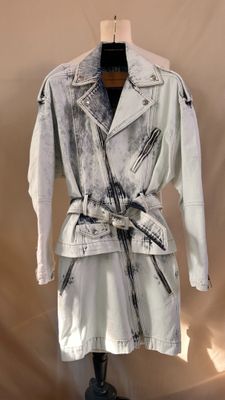 une photo d'une robe et d'une veste sur un mannequin