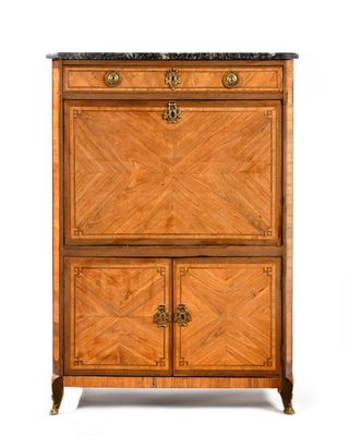 une armoire en bois avec un plateau en marbre et deux portes
