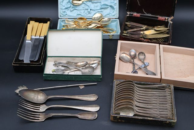 Boîte en laque comprenant 6 couteaux, 6 petites cuillères, 12 cui...