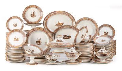 Il y a toutes sortes d'assiettes et de bols sur cette table
