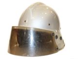 un casque blanc avec une visière argentée sur fond blanc