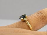 gros plan de la main d'une personne portant une bague